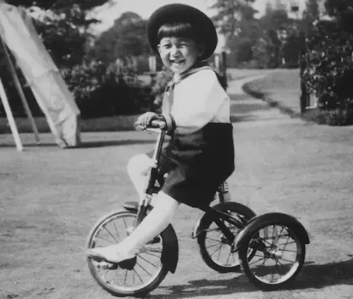 徳仁天皇陛下(浩宮さま)学習院幼稚園時代 自転車に乗る様子