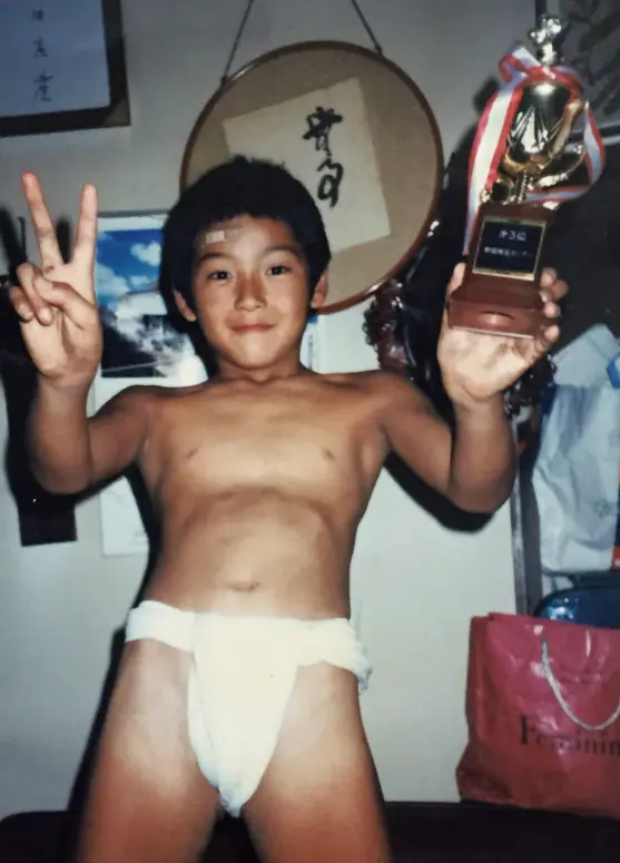 白川 裕二郎の小学校時代 【歌の手帖2022年6月号】白川裕二郎【純烈】“素顔のままで”巻頭インタビューより
小学校5年生のとき、相撲大会で優勝。持っているのは、なぜか柔道の大会で貰ったトロフィー(笑)